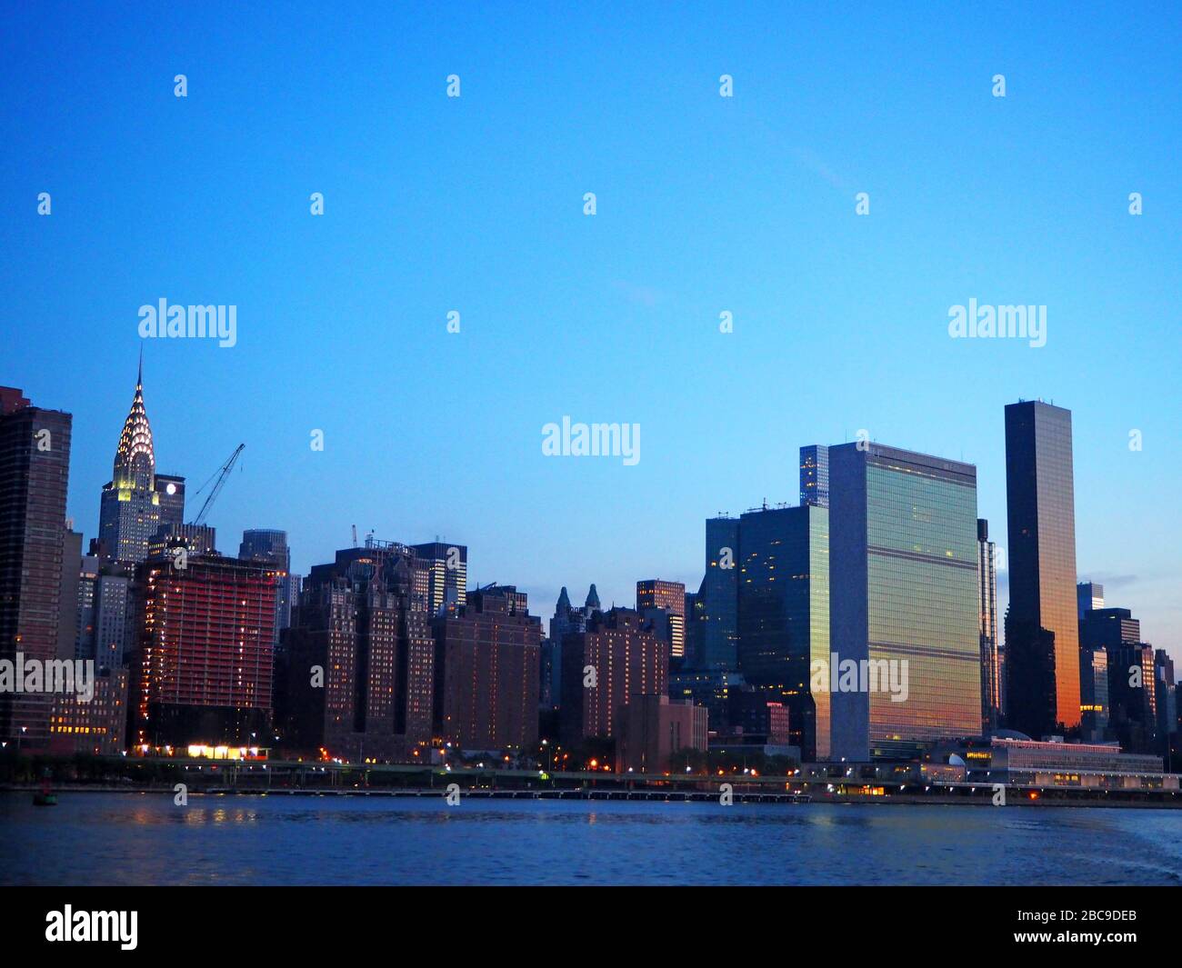 Bâtiment du Siège de l'ONU et édifice Chrysler à l'aube, vu de l'est de la rivière, New York, États-Unis Banque D'Images