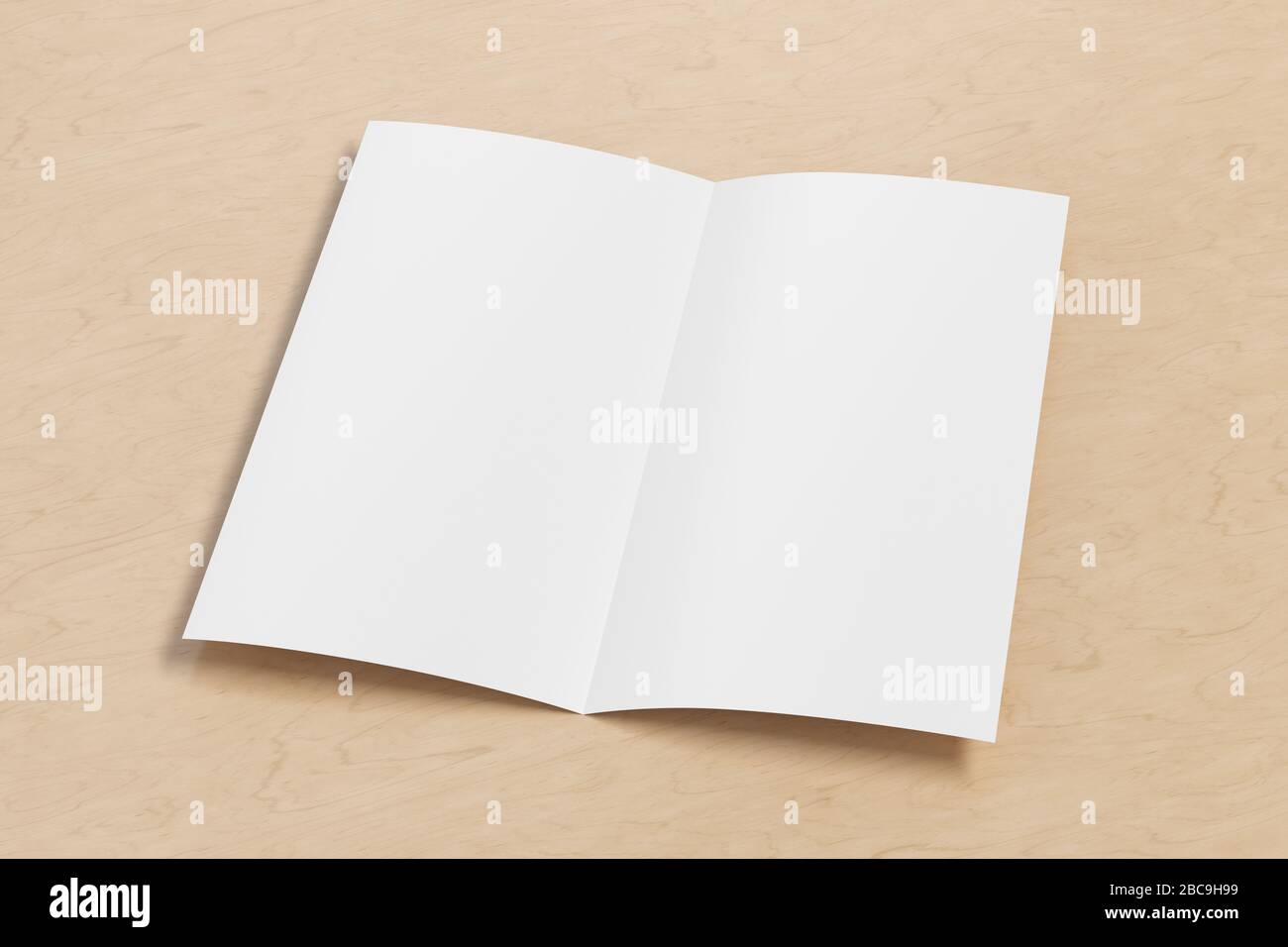 Dépliant carré vierge sur fond en bois. Brochure ouverte en deux ou deux plis isolée avec chemin de détourage. Vue latérale Banque D'Images