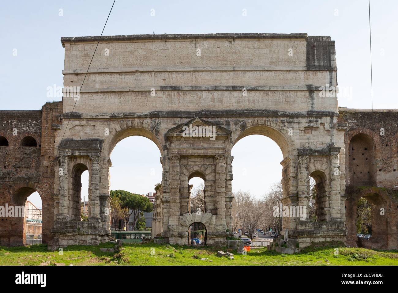 La Porta Maggiore (plus grande porte), ou Porta Prenestina, est l'une des portes orientales des murs d'Aurélien de Rome, Italie. Banque D'Images