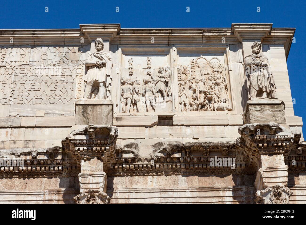 Bas-reliefs sur l'arche de Constantin (Arco di Costantino) arche triomphale. Rome, Italie Banque D'Images