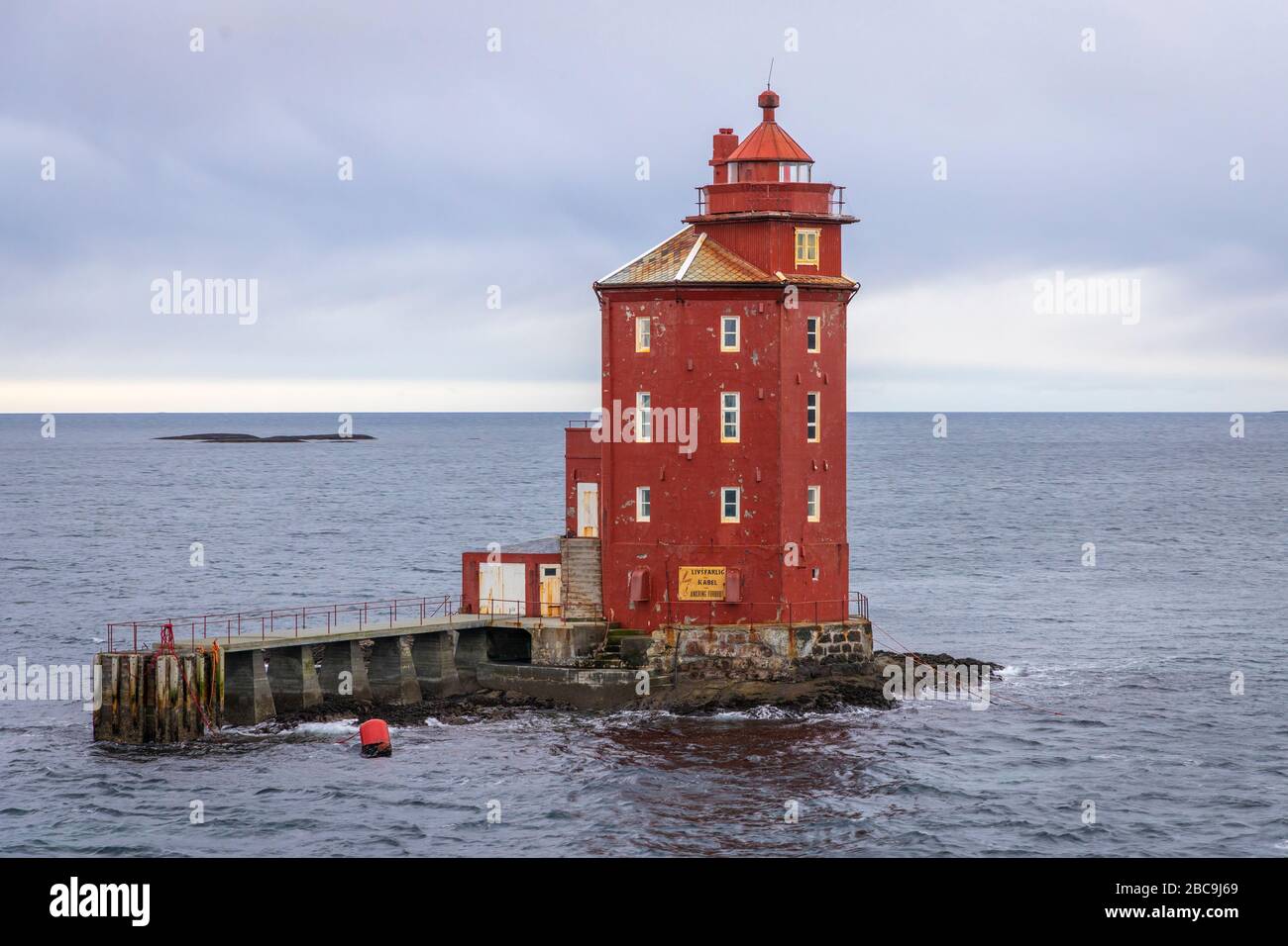 Très vieux phare octogonal Kjeungskjær FYR en mer de Norvège Banque D'Images