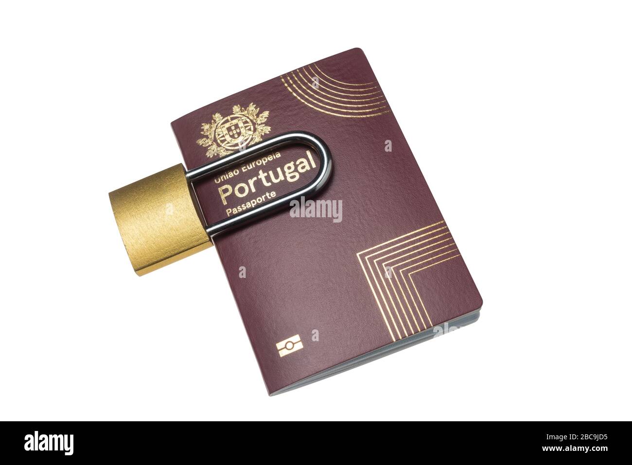 Passeport international portugais européen, passeport étranger de l'Union européenne. Le cadenas est fermé, symbole de l'interdiction de voyager. Concept des douanes à la frontière Banque D'Images