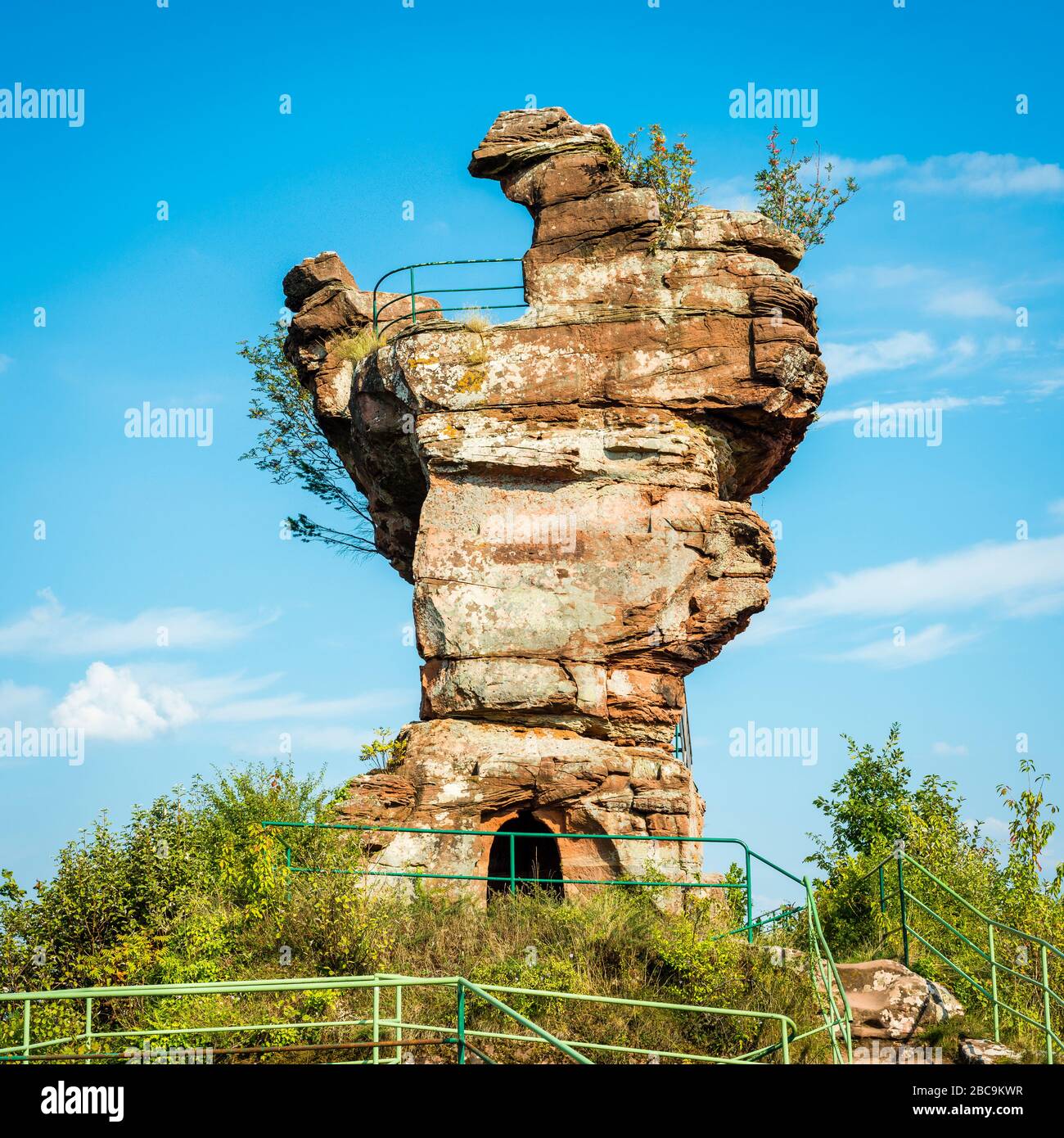 Les ruines du château de Drachenfels, un château de roche sculpté dans la pierre, avec une dent molaire, une tour semblable à la tête d'un dragon, comme plate-forme d'observation, colorée Banque D'Images