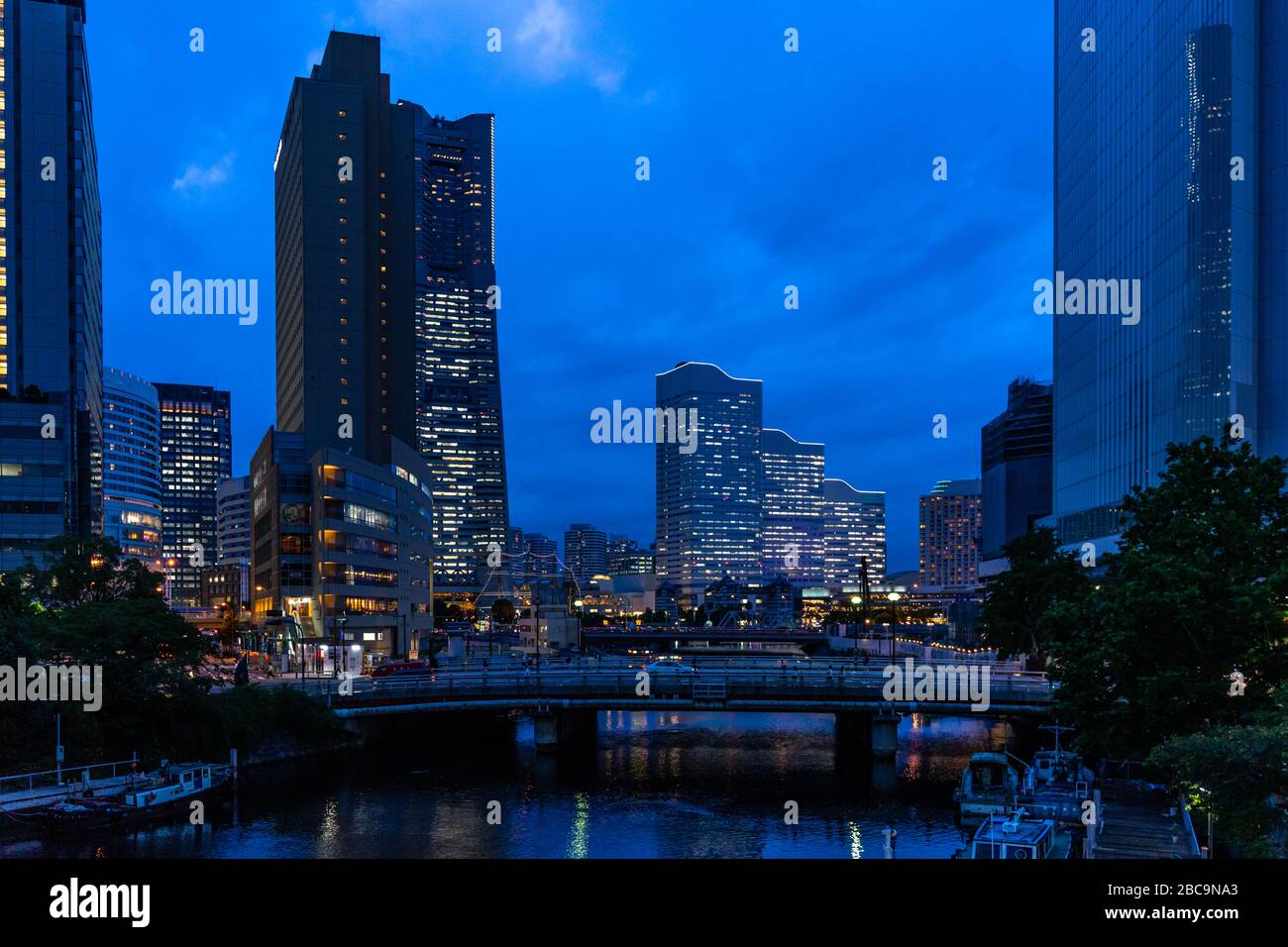 L'horizon futuriste de Yokohama au crépuscule au quartier des affaires de Minato Mirai, au Japon Banque D'Images