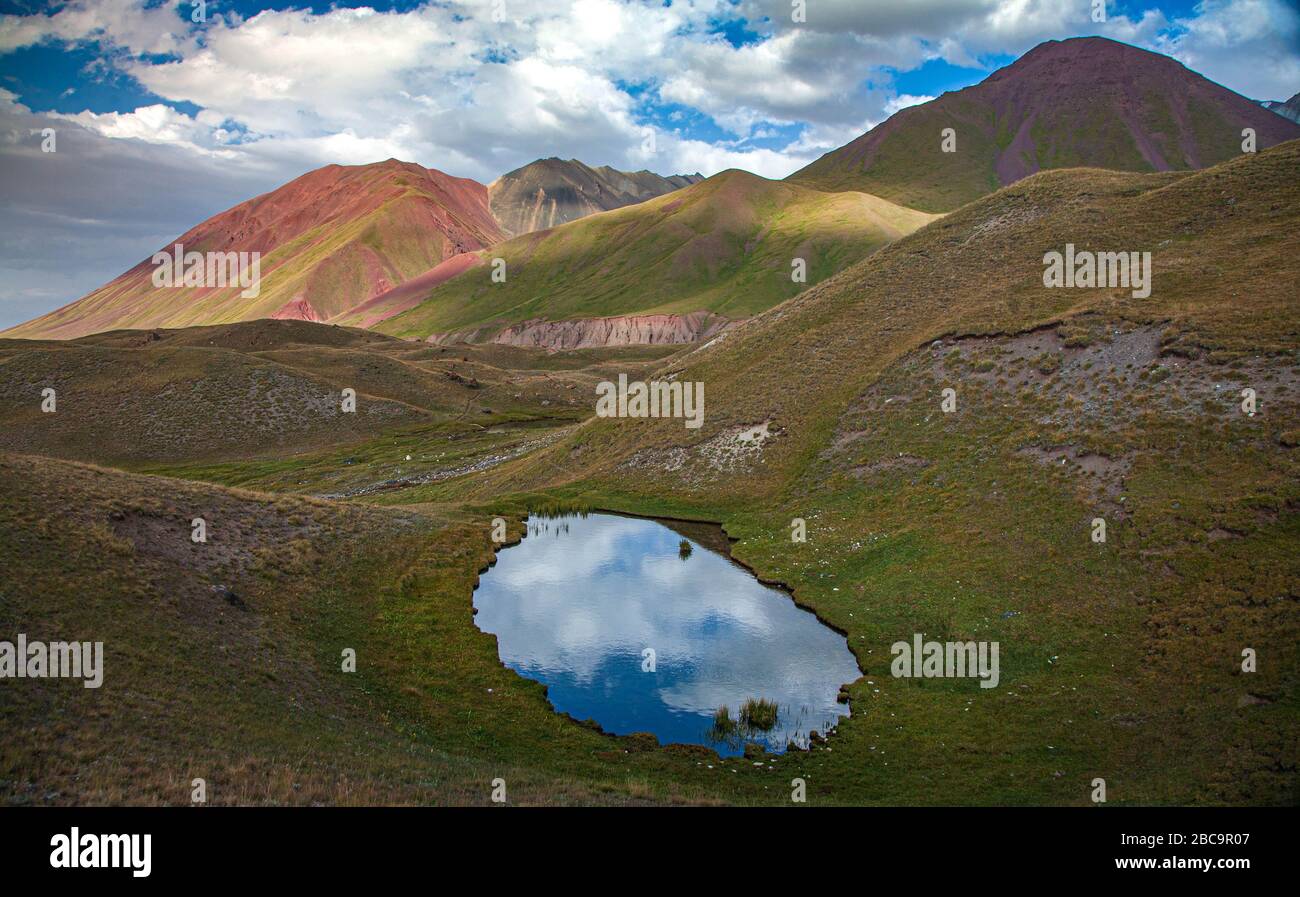 La nature kirghize. La gamme Trans-Alay. Système de montagne Pamir. Le lac entre les montagnes. Banque D'Images La nature kirghize. La gamme Trans-Alay. Système de montagne Pamir. Le lac entre les montagnes. Banque D'Images