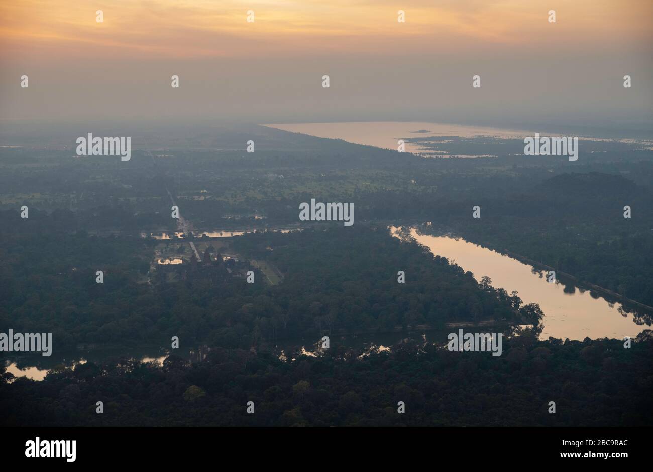 Vue aérienne d'Angkor Wat au coucher du soleil, au nord de Siem Reap, au Cambodge. Banque D'Images Vue aérienne d'Angkor Wat au coucher du soleil, au nord de Siem Reap, au Cambodge. Banque D'Images