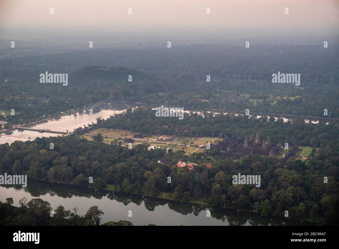 Vue aérienne d'Angkor Wat au coucher du soleil, au nord de Siem Reap, au Cambodge. Banque D'Images Vue aérienne d'Angkor Wat au coucher du soleil, au nord de Siem Reap, au Cambodge. Banque D'Images