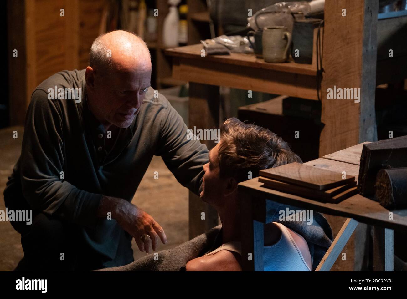 DATE DE SORTIE: 22 mai 2020 TITRE: Survivre au STUDIO de nuit: Lionsgate DIRECTEUR: Matt Eskandari COMPLOT: Un médecin disgracié et sa famille sont pris en otage à leur maison par des criminels en course, quand un vol-dégru-awry exige qu'ils demandent une attention médicale immédiate. AVEC : BRUCE WILLIS comme Frank, CHAD MICHAEL MURRAY comme riche. (Image de crédit : © Lionsgate/Entertainment Pictures) Banque D'Images DATE DE SORTIE: 22 mai 2020 TITRE: Survivre au STUDIO de nuit: Lionsgate DIRECTEUR: Matt Eskandari COMPLOT: Un médecin disgracié et sa famille sont pris en otage à leur maison par des criminels en course, quand un vol-dégru-awry exige qu'ils demandent une attention médicale immédiate. AVEC : BRUCE WILLIS comme Frank, CHAD MICHAEL MURRAY comme riche. (Image de crédit : © Lionsgate/Entertainment Pictures) Banque D'Images