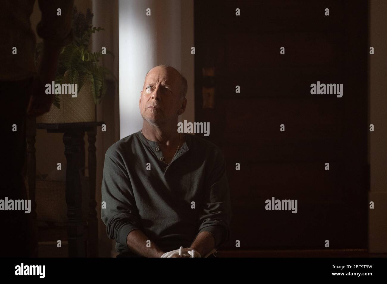 DATE DE SORTIE: 22 mai 2020 TITRE: Survivre au STUDIO de nuit: Lionsgate DIRECTEUR: Matt Eskandari COMPLOT: Un médecin disgracié et sa famille sont pris en otage à leur maison par des criminels en course, quand un vol-dégru-awry exige qu'ils demandent une attention médicale immédiate. AVEC Bruce WILLIS comme Frank. (Image de crédit : © Lionsgate/Entertainment Pictures) Banque D'Images