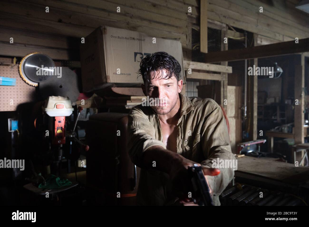 DATE DE SORTIE: 22 mai 2020 TITRE: Survivre au STUDIO de nuit: Lionsgate DIRECTEUR: Matt Eskandari COMPLOT: Un médecin disgracié et sa famille sont pris en otage à leur maison par des criminels en course, quand un vol-dégru-awry exige qu'ils demandent une attention médicale immédiate. AVEC : SHEA BUCKNER comme Jamie. (Image de crédit : © Lionsgate/Entertainment Pictures) Banque D'Images