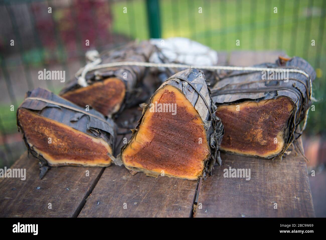 Afrique Madagascar Antananarivo Tana Koba L Un Des Plus Anciens Gateaux Malgaches Melanger Avec De La Farine De Riz Avec De La Banane Des Arachides Et Du Sucre Les Envelopper T Photo Stock Afrique Madagascar Antananarivo Tana Koba L Un Des Plus Anciens Gateaux Malgaches Melanger Avec De La Farine De Riz Avec De La Banane Des Arachides Et Du Sucre Les Envelopper T Photo Stock