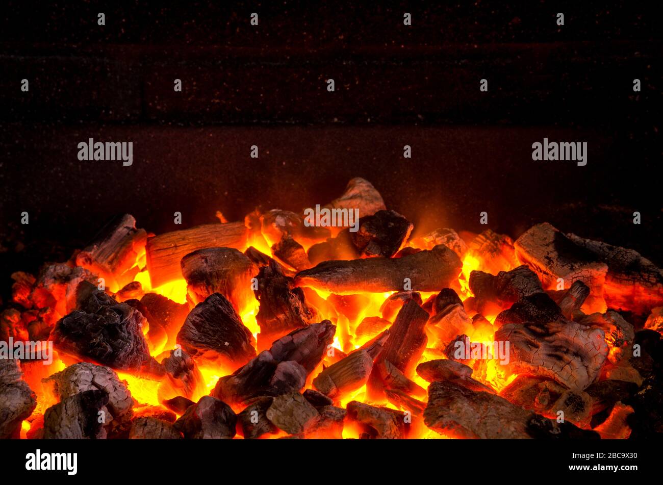 Charbon De Charbon De Bois Brûlant Dans Les Flammes Avec Feu Et Briquet  Dans La Cheminée Du Barbecue Pour La Soirée Barbecue Banque D'Images et  Photos Libres De Droits. Image 167462481