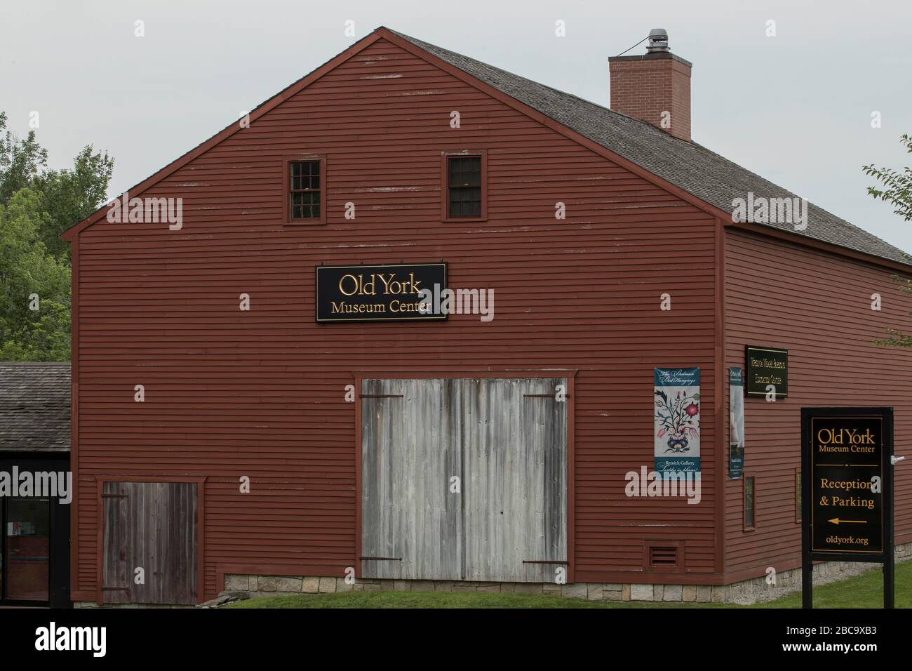 Ils accueillent ici des événements et des programmes publics. Ce bâtiment aide à soutenir les lieux historiques de la région dans le Maine de Old York Village. Banque D'Images