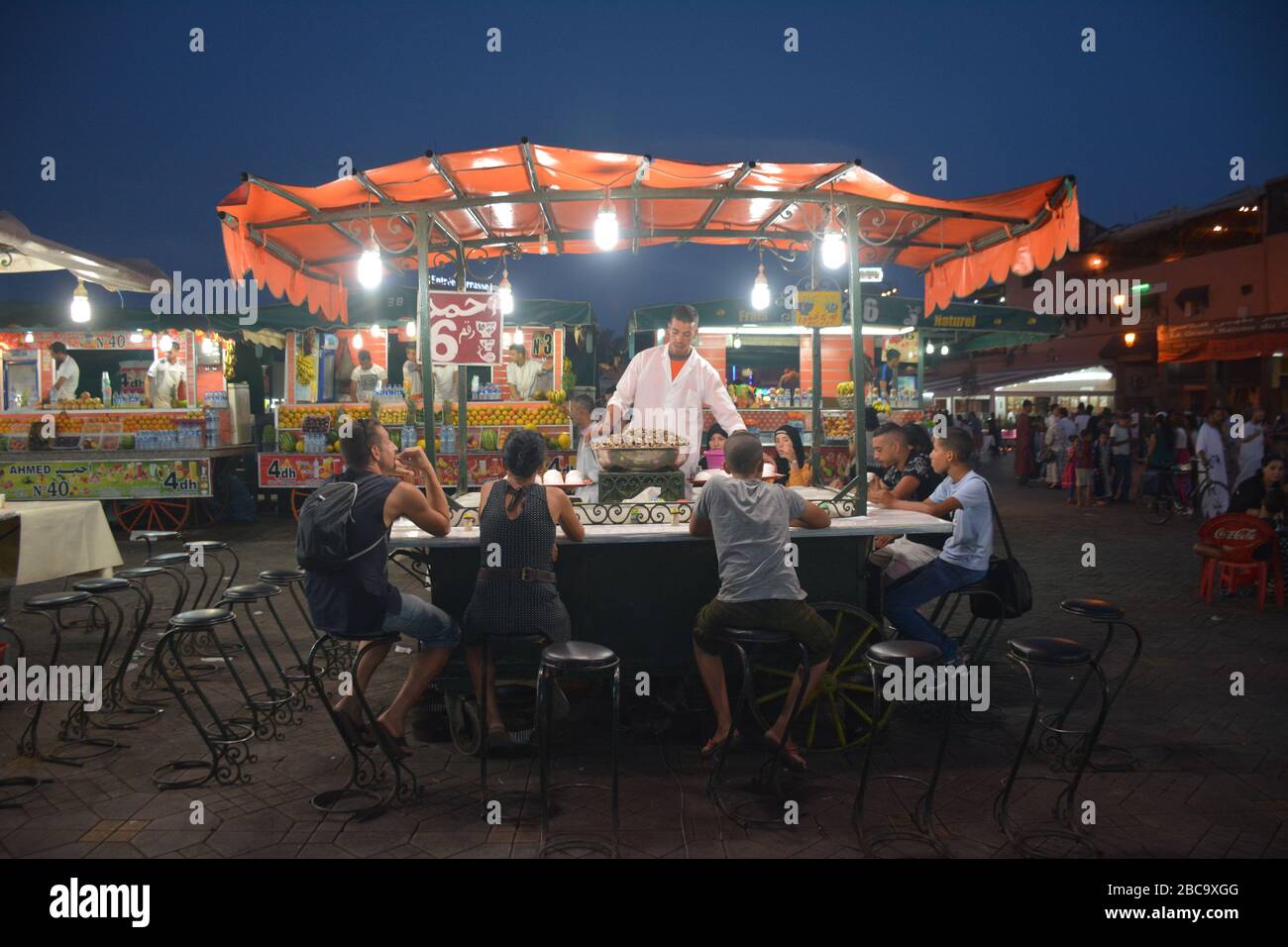 Prise de vue nocturne des stands de nourriture bondés à Jemma El Fna, la place principale près de Marrakech medina, Maroc Banque D'Images