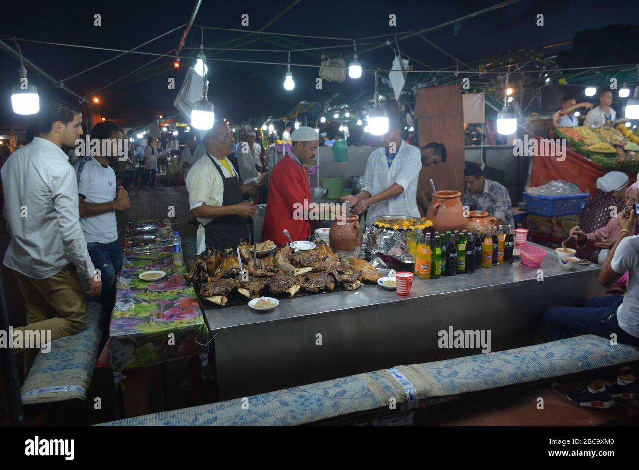 Prise de vue nocturne des stands de nourriture bondés à Jemma El Fna, la place principale près de Marrakech medina, Maroc Banque D'Images