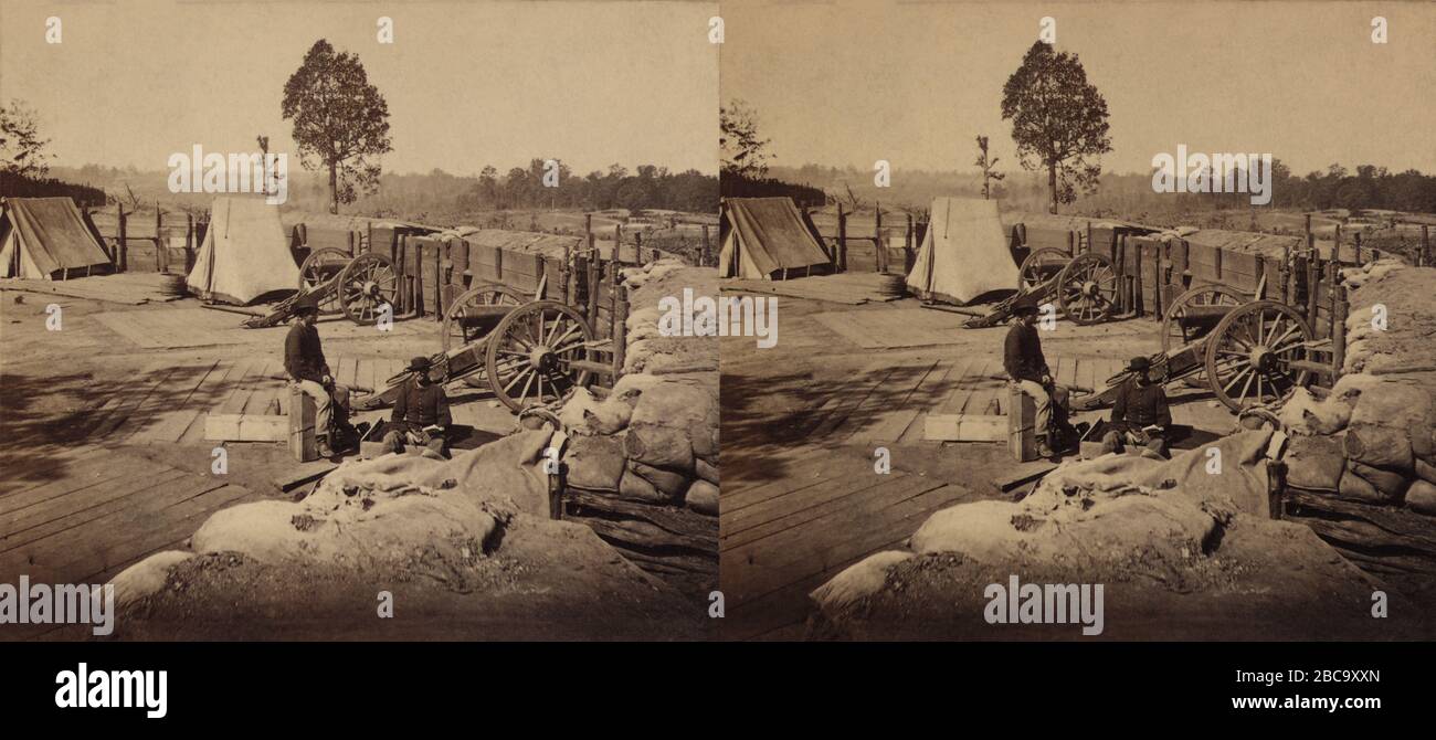 Deux soldats assis au milieu des armes et des fortifications Confederate, Peach Tree Street, regardant le nord, Atlanta, Géorgie, Stereo Card, photo de George N. Barnard, novembre 1864 Banque D'Images
