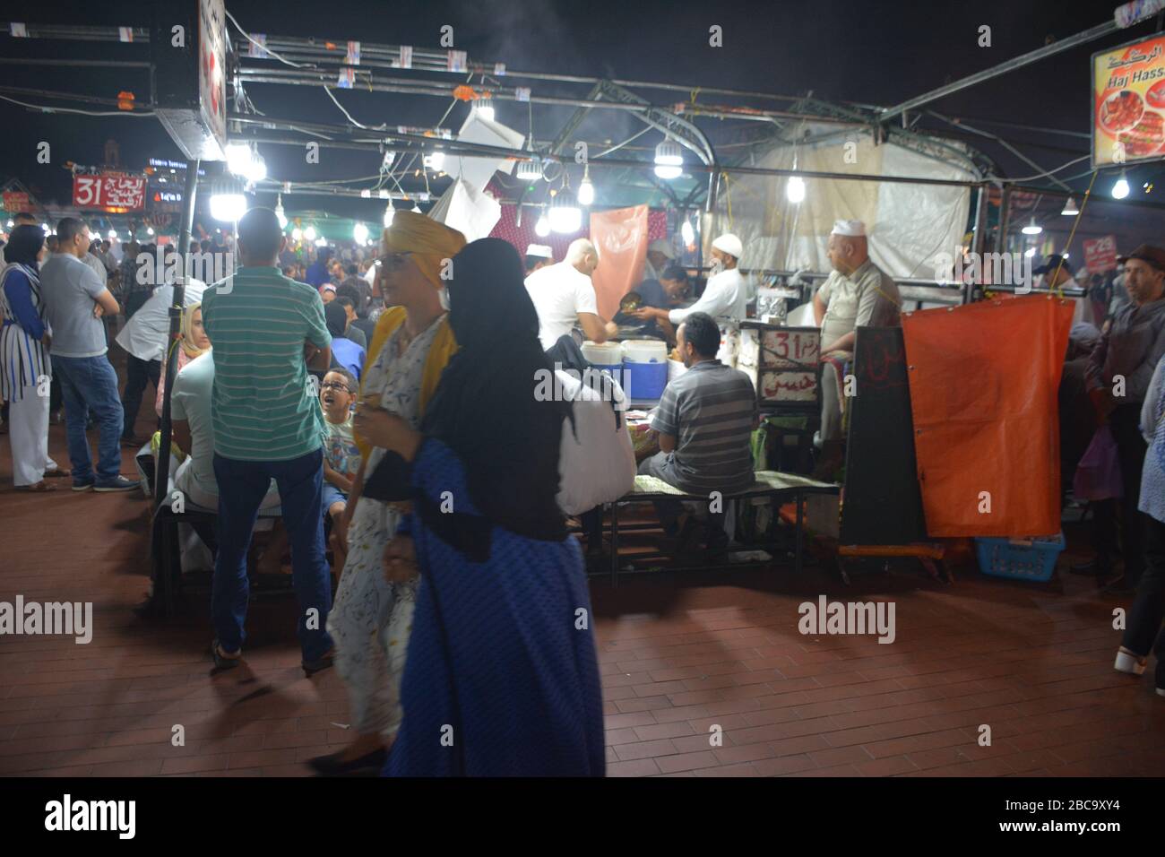 Prise de vue nocturne des stands de nourriture bondés à Jemma El Fna, la place principale près de Marrakech medina, Maroc Banque D'Images