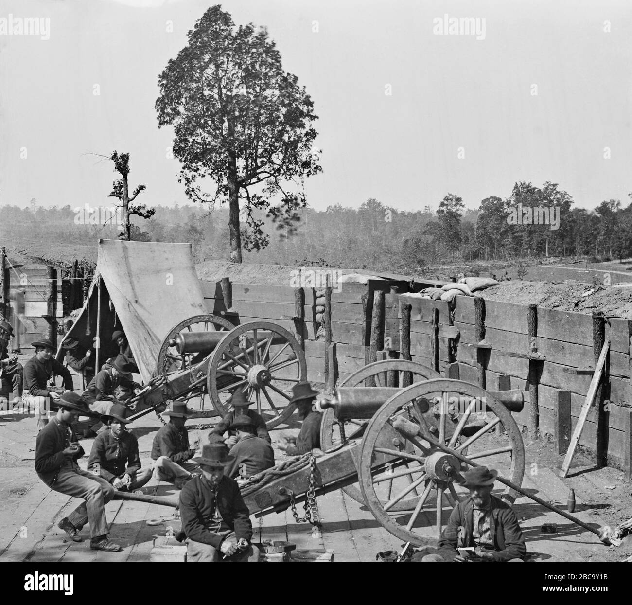 Des soldats de l'Union se détendant dans le fort capturé, Atlanta, Géorgie, photo de George N. Barnard, 1864 Banque D'Images