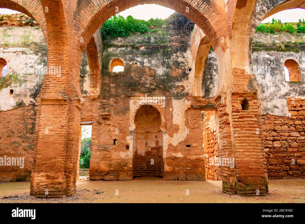 Intérieur d'une mosquée en ruines à Chellah, au Maroc de Rabat Banque D'Images