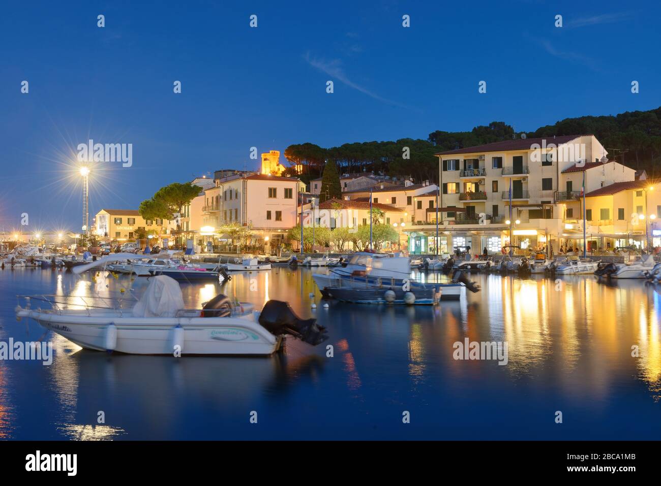 Vue sur le port et la tour de guet Torre della Marina au soir, Marina di Campodes Archipel Toscan, Province de Livourne, Toscane, Italie Banque D'Images