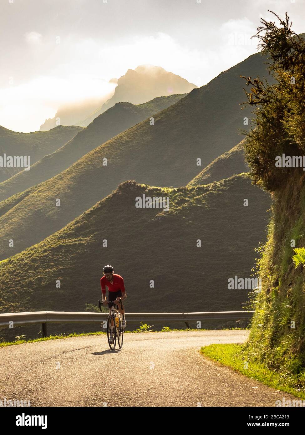 Cyclisme sur route dans les Asturies, dans le nord de l'Espagne. Cycliste de course à Llanes dans les Picos de Europa, Cantabrique Cordillera, Principado de Astur Banque D'Images