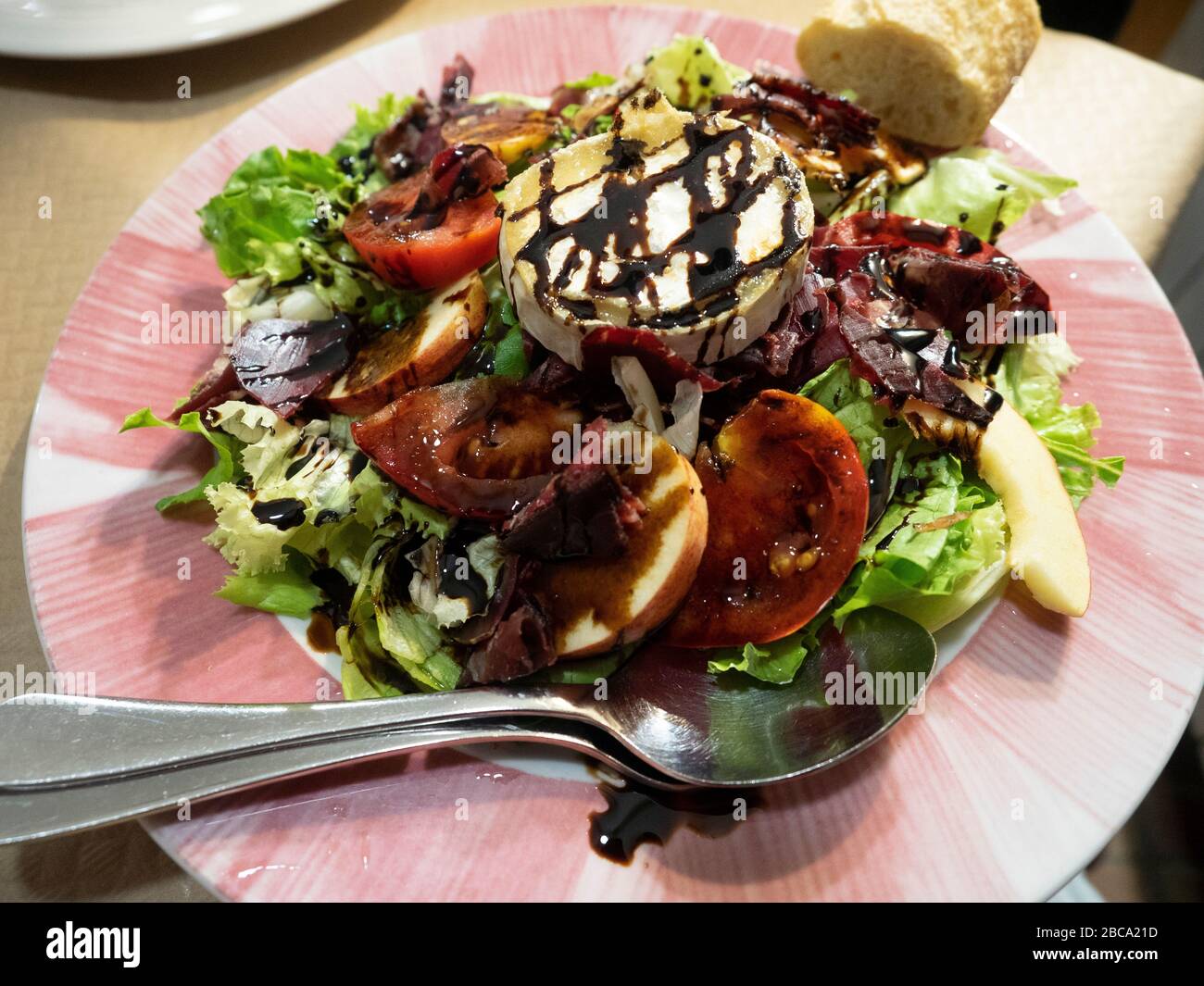 Salade avec fromage / nourriture au restaurant de la Porrua, Pincipado de Asturies, Espagne Banque D'Images