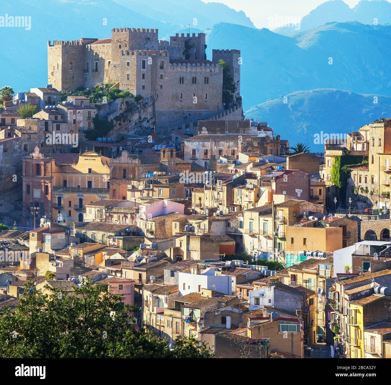 Vue sur le village de Caccamo, Caccamo, Sicile, Italie Banque D'Images