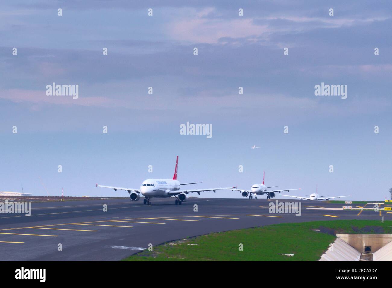 Istanbul, Turquie - 2019-11-25 : les avions de ligne de Turkish Airlines mis en file d'attente sur le taxi, en attendant l'autorisation de se rendre sur la piste. Banque D'Images