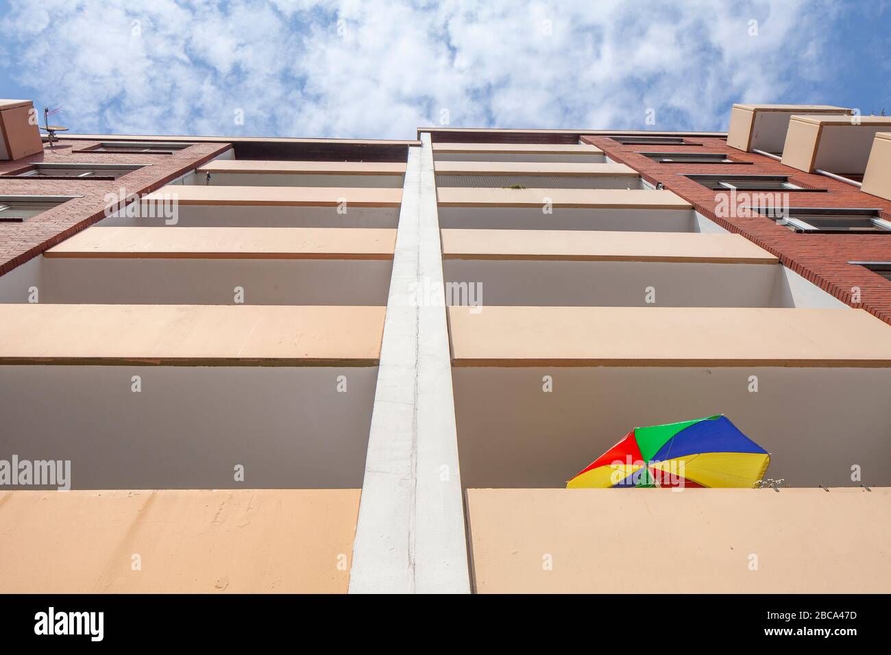 Balcons avec parasols colorés, bâtiments résidentiels monotones modernes, Bremerhaven-Geestemünde, Bremerhaven, Bremen, Allemagne, Europe Banque D'Images