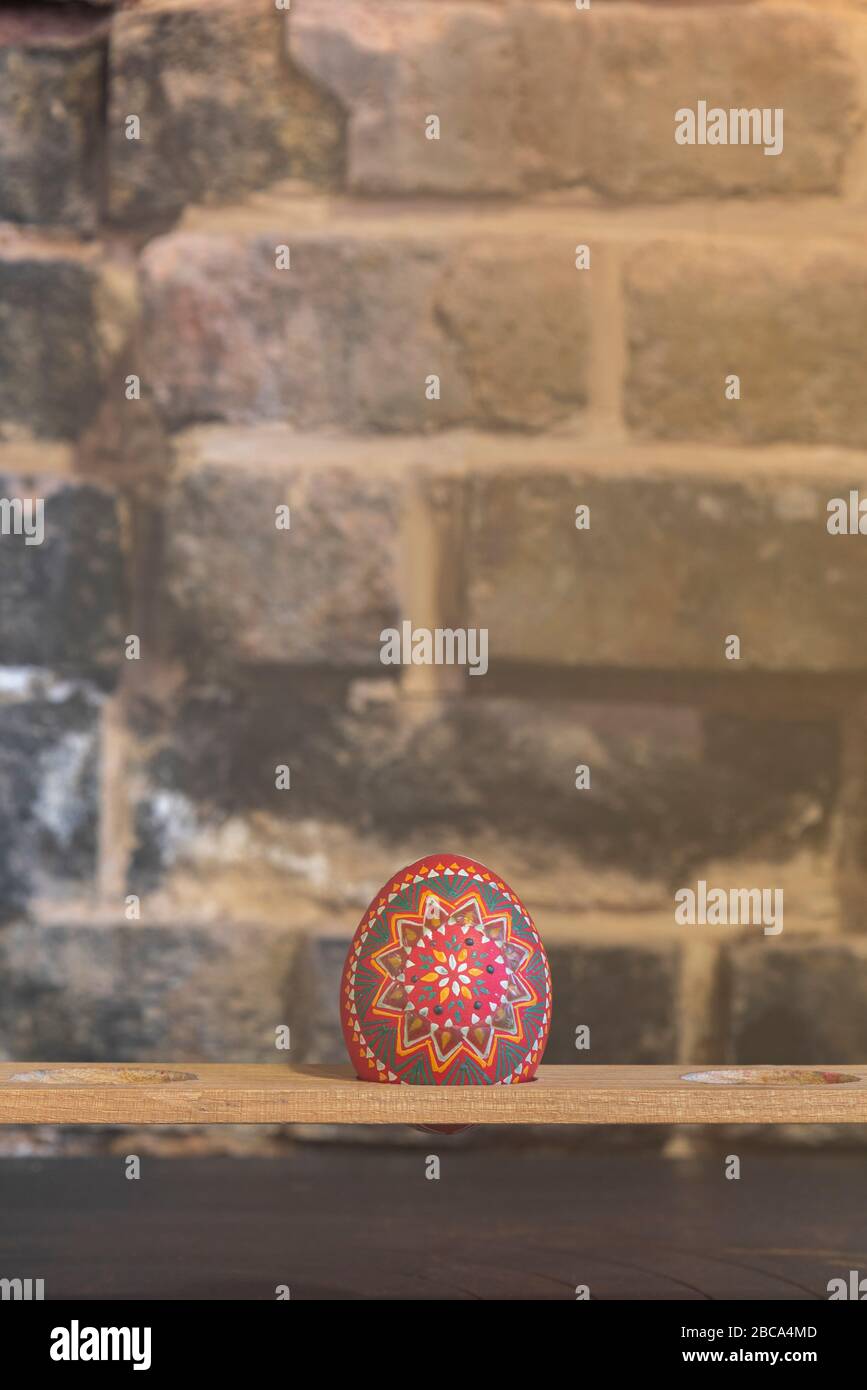 Oeufs de Pâques sorbiens, technique de batik de cire, septième étape: D'autres modèles ont été appliqués à l'oeuf avec un quill. Les Sorbs utilisent de la cire chaude pour cela. Banque D'Images