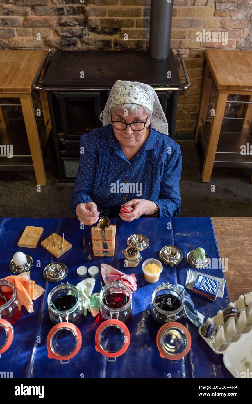 Oeufs de Pâques sorbiens, technique de batik de cire, septième étape: D'autres modèles sont appliqués à l'oeuf avec un quill. Les Sorbs utilisent de la cire chaude pour cela. Banque D'Images