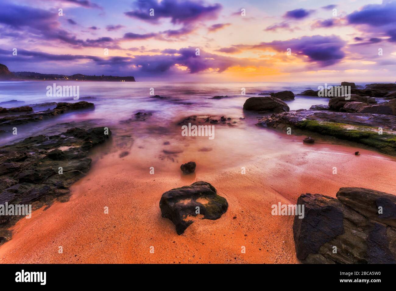 La plage de sable autour de Turimetta se trouve sur les plages du nord de Sydney au lever du soleil. Banque D'Images