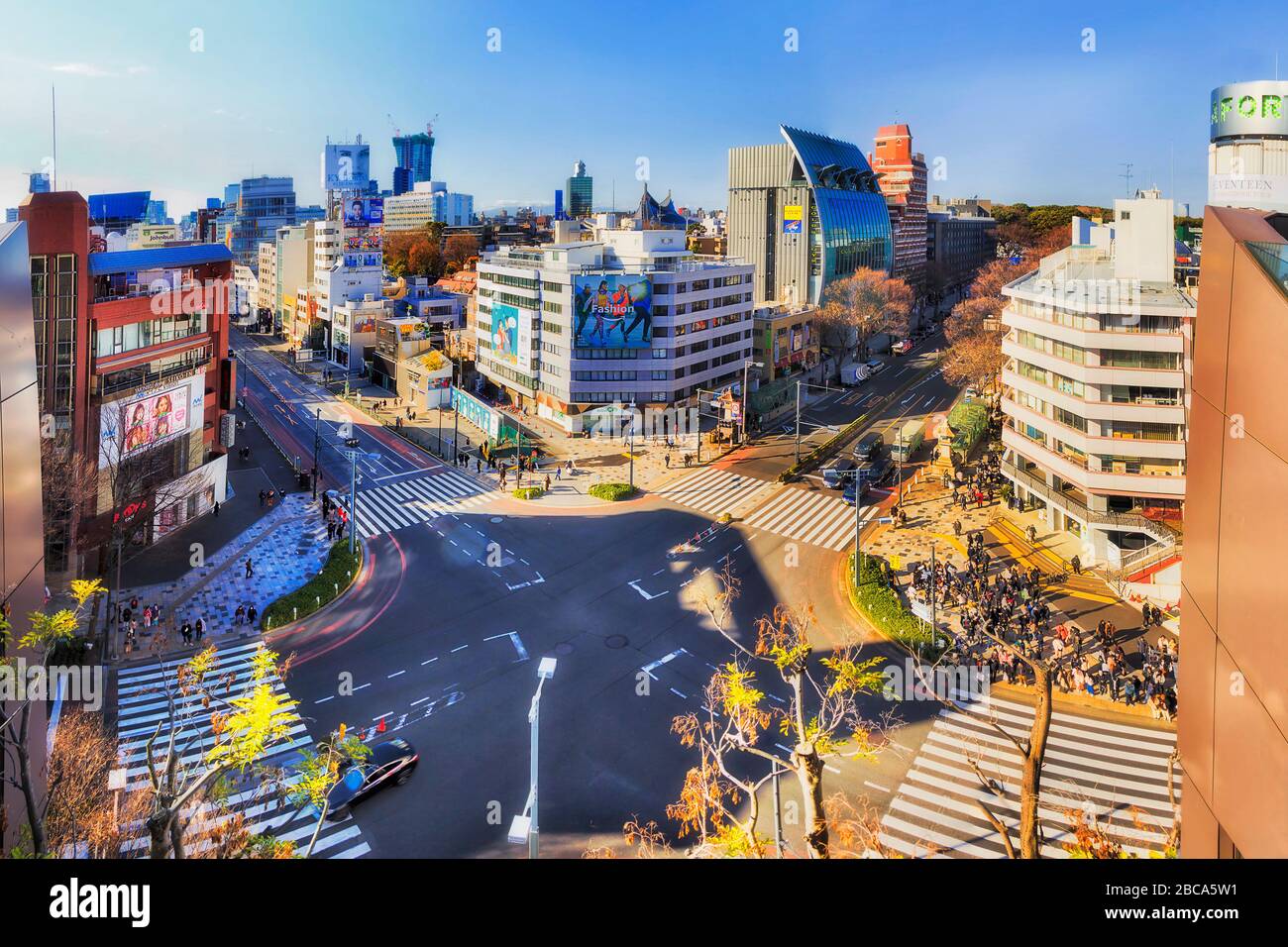 TOKYO, JAPON - 1er janvier 2020: Intersection et traversée de rue très fréquentée à Harajuku, Tokyo, Japon. Banque D'Images