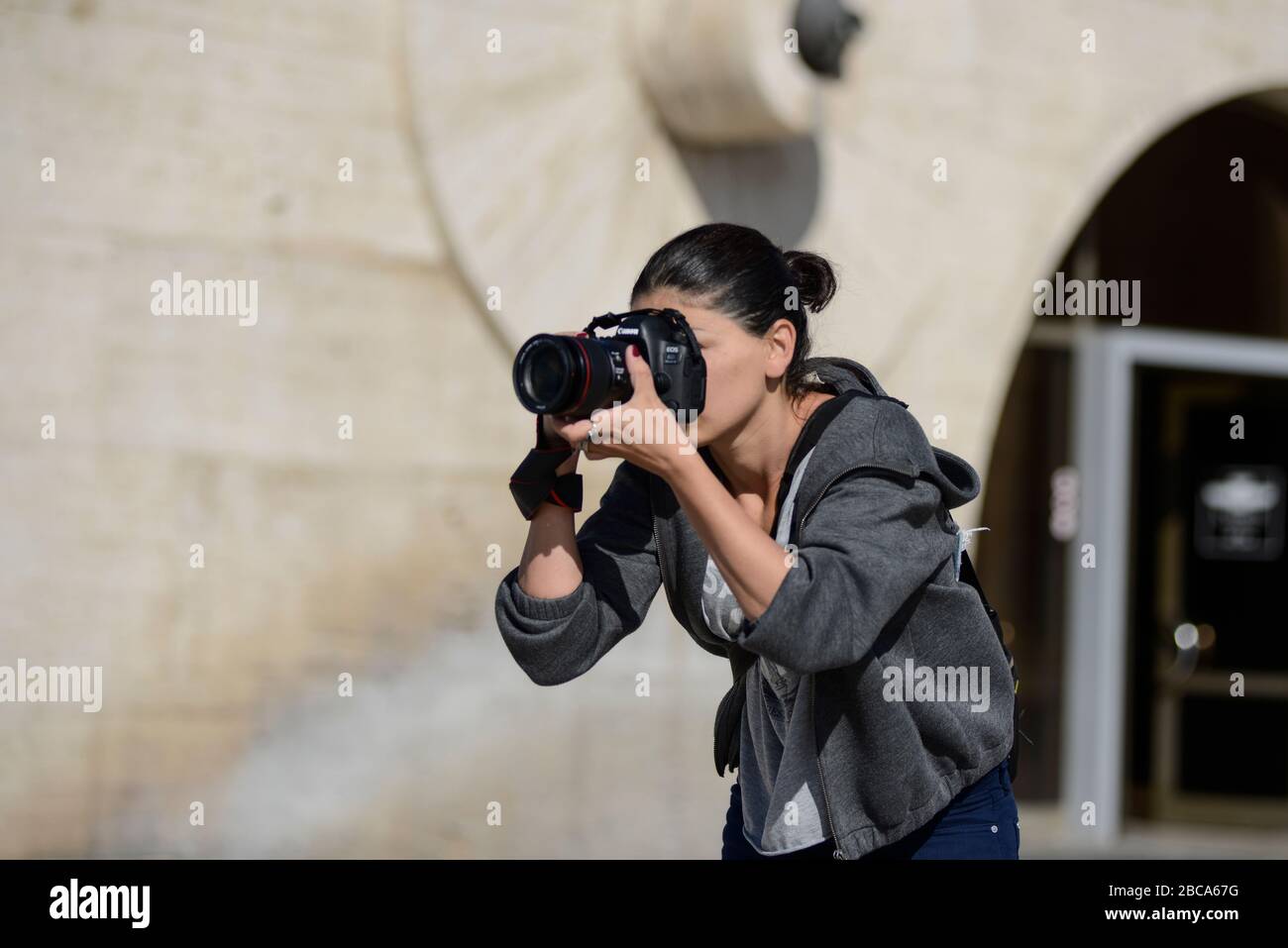 Un jeune photographe à Erevan Cascade, en Arménie Banque D'Images