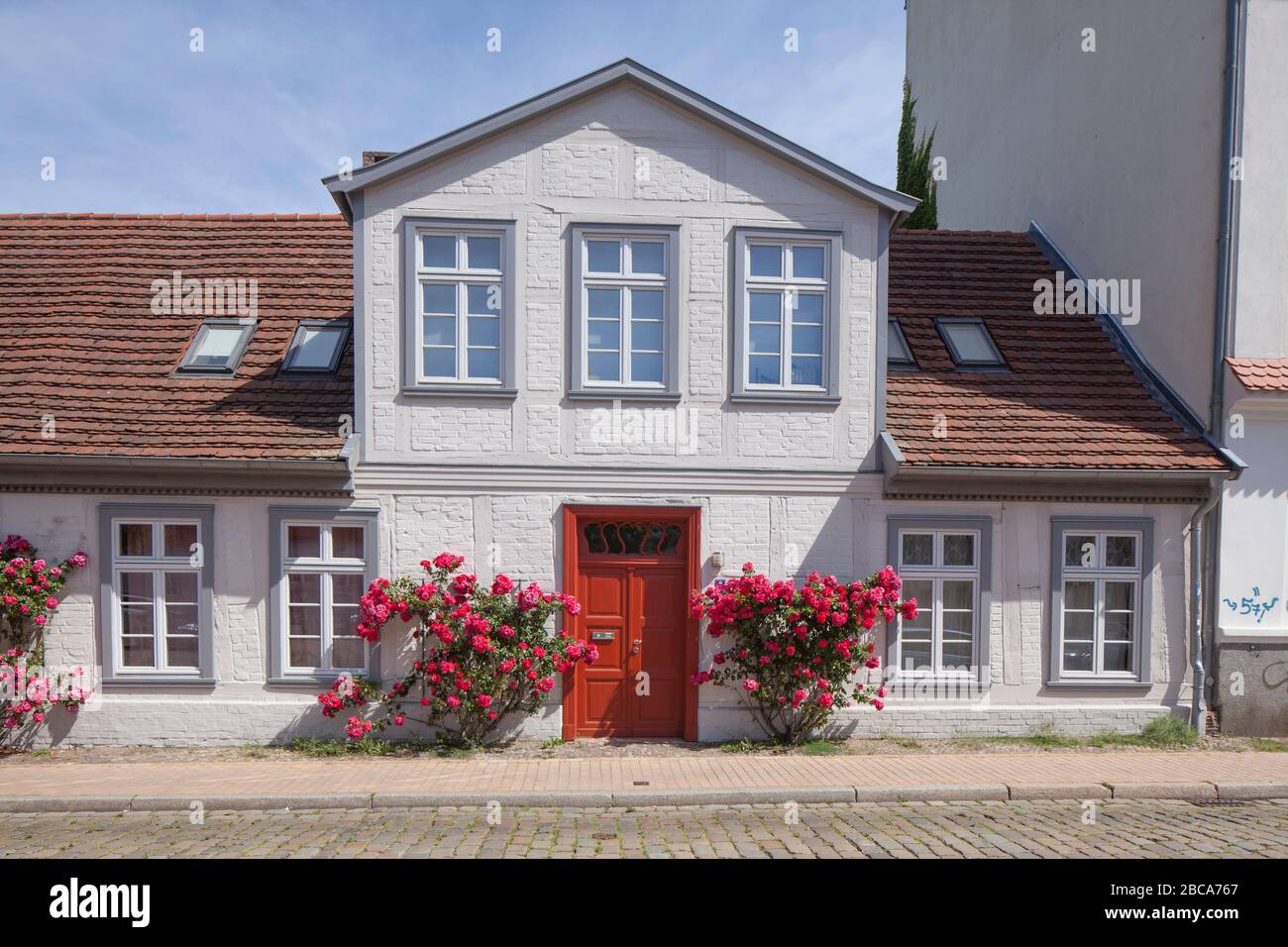 Schelfstadt avec maison à colombages blanche à Schweinemarkt, Mecklembourg-Poméranie-Occidentale, Allemagne, Europe Banque D'Images