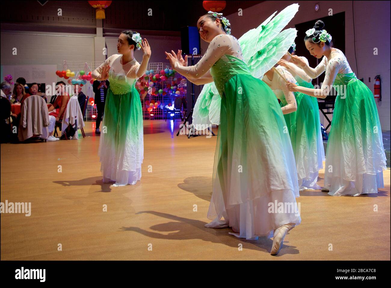 De belles filles en déguisements verts chinois traditionnels dansant au festival lunaire de la mi-automne à Toronto chinois Banque D'Images