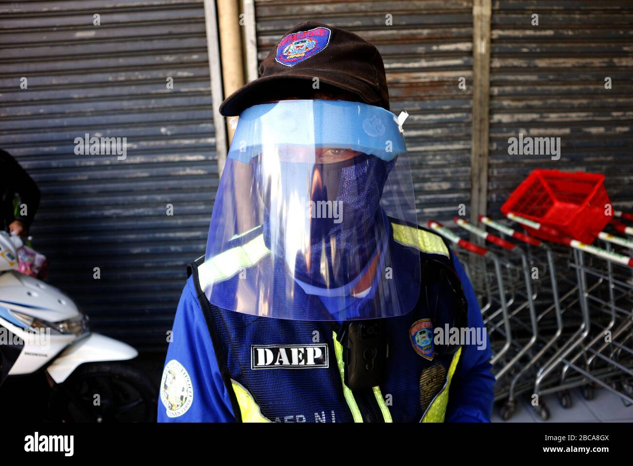 Antipolo City, Philippines - 2 avril 2020: Le policier porte un équipement de protection personnelle improvisé pendant son travail pendant le verrouillage ou le trajet Banque D'Images