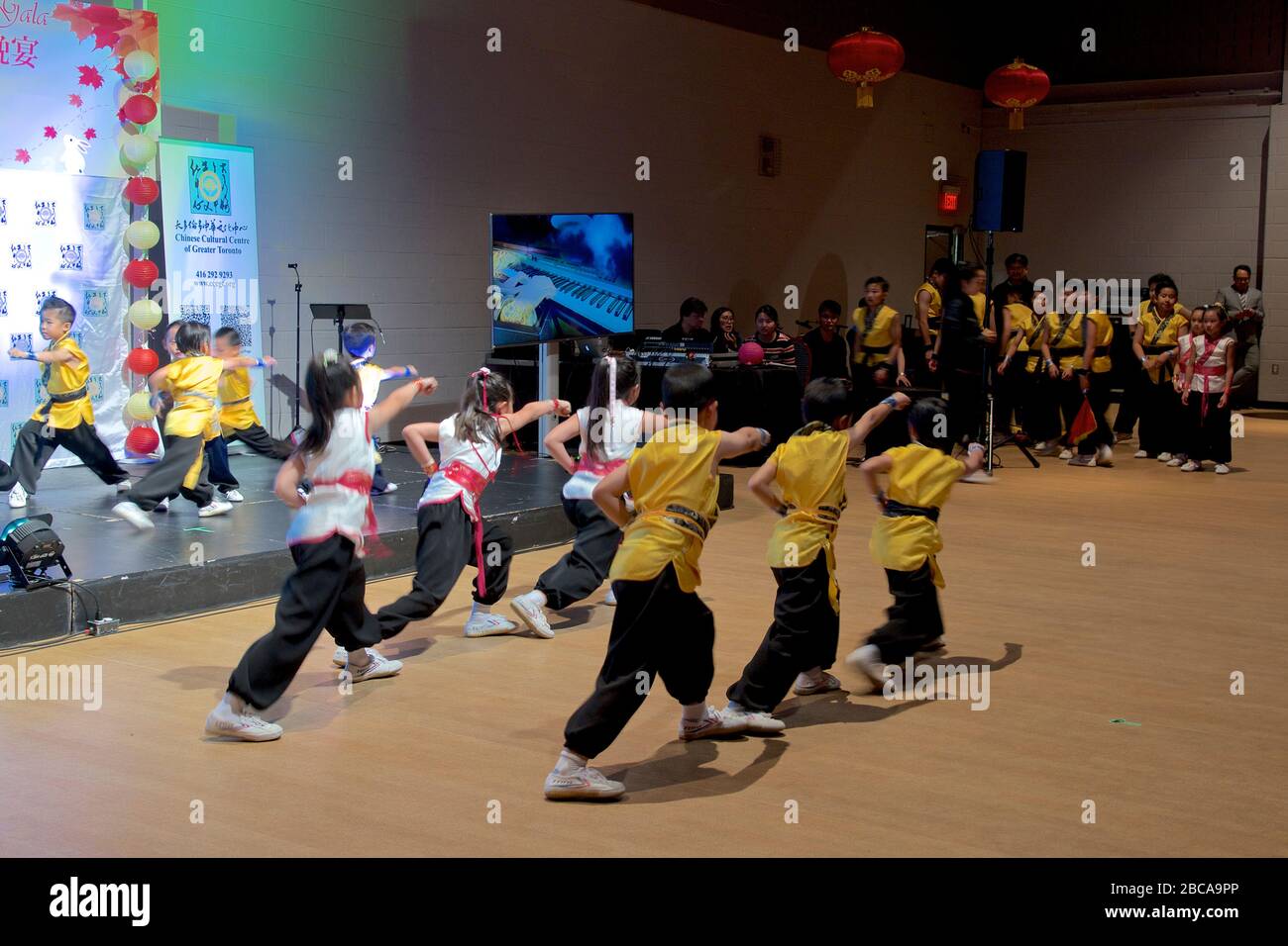 Spectacle d'art martial chinois par des adolescents au festival de la Lune de mi-automne au Centre communautaire chinois de Toronto Banque D'Images