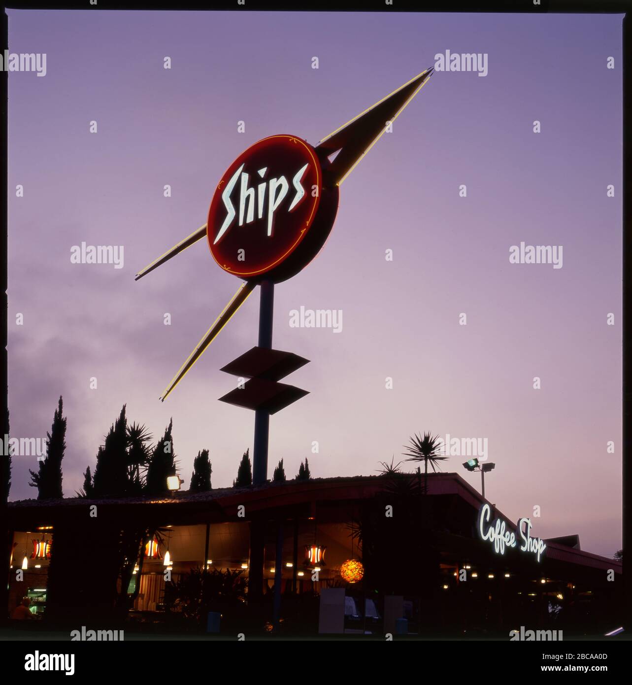Café vintage de l'époque des années 1960 navires avec panneau néon d'âge spatial à Los Angeles, CA Banque D'Images