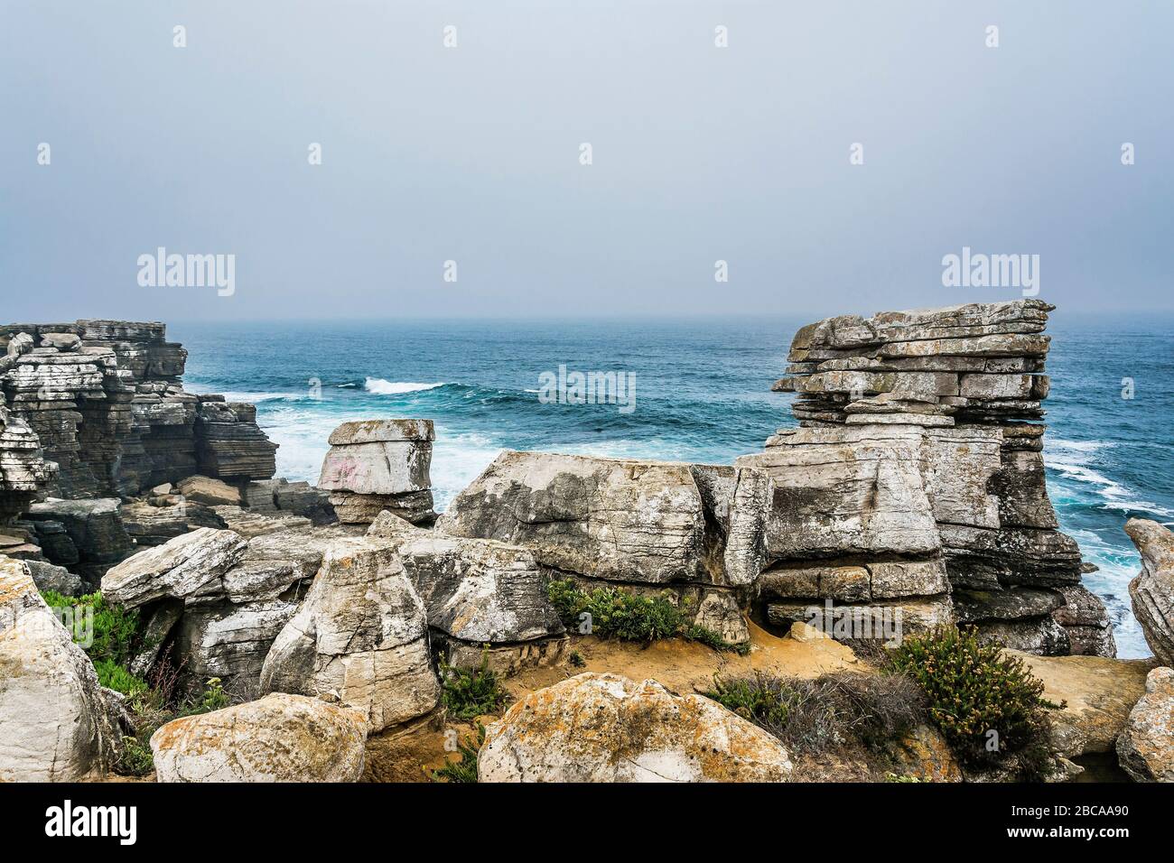 Europe, Portugal, Centro Region, Peniche Peninsula, Miradouro de Remedios, formations rocheuses sur la côte rocheuse Banque D'Images