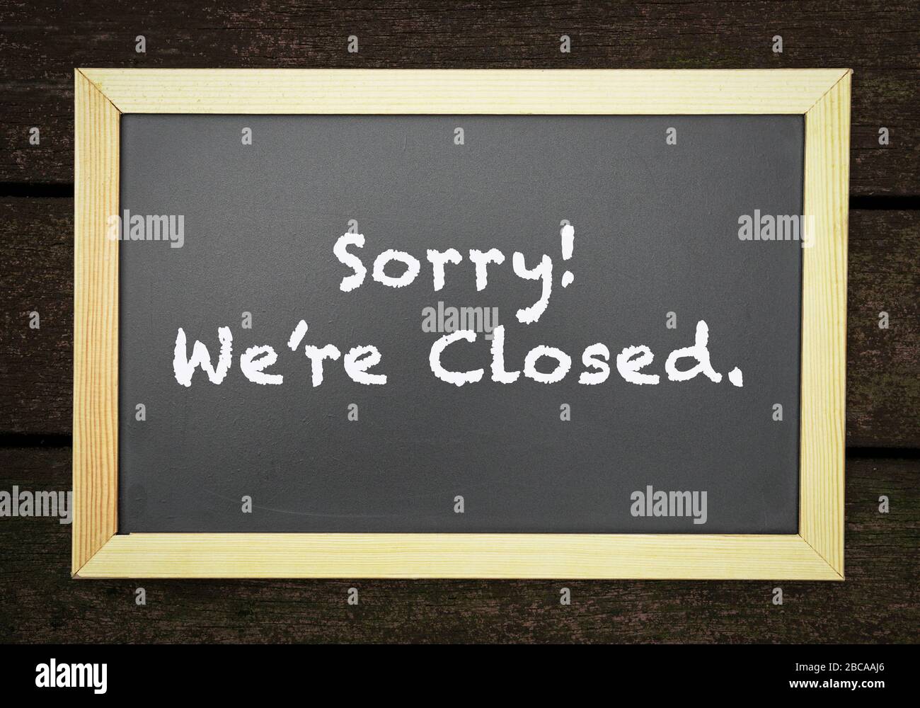 Désolé, nous sommes fermés, des mots sur le tableau noir, les affaires ont arrêté ou fermé le concept. Banque D'Images
