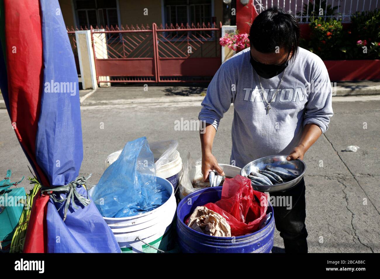 Antipolo City, Philippines - 3 avril 2020: Vendeur vendre du poisson aux communautés de sorte que les clients n'ont pas besoin de quitter leur maison pendant le verrouillage ou commun Banque D'Images