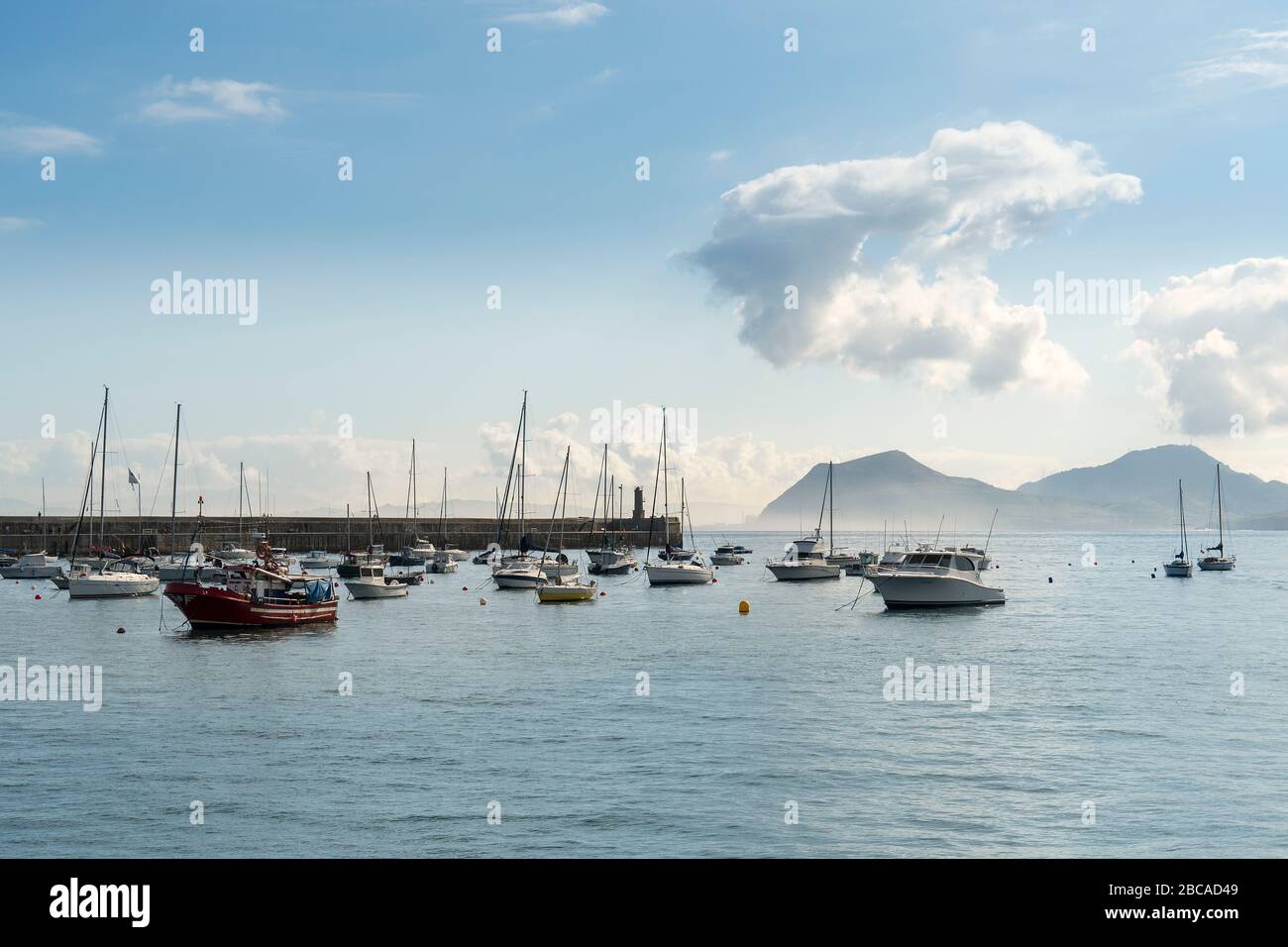 Espagne, Cantabrie, Castro-Urdiales, ville portuaire médiévale, marina Banque D'Images