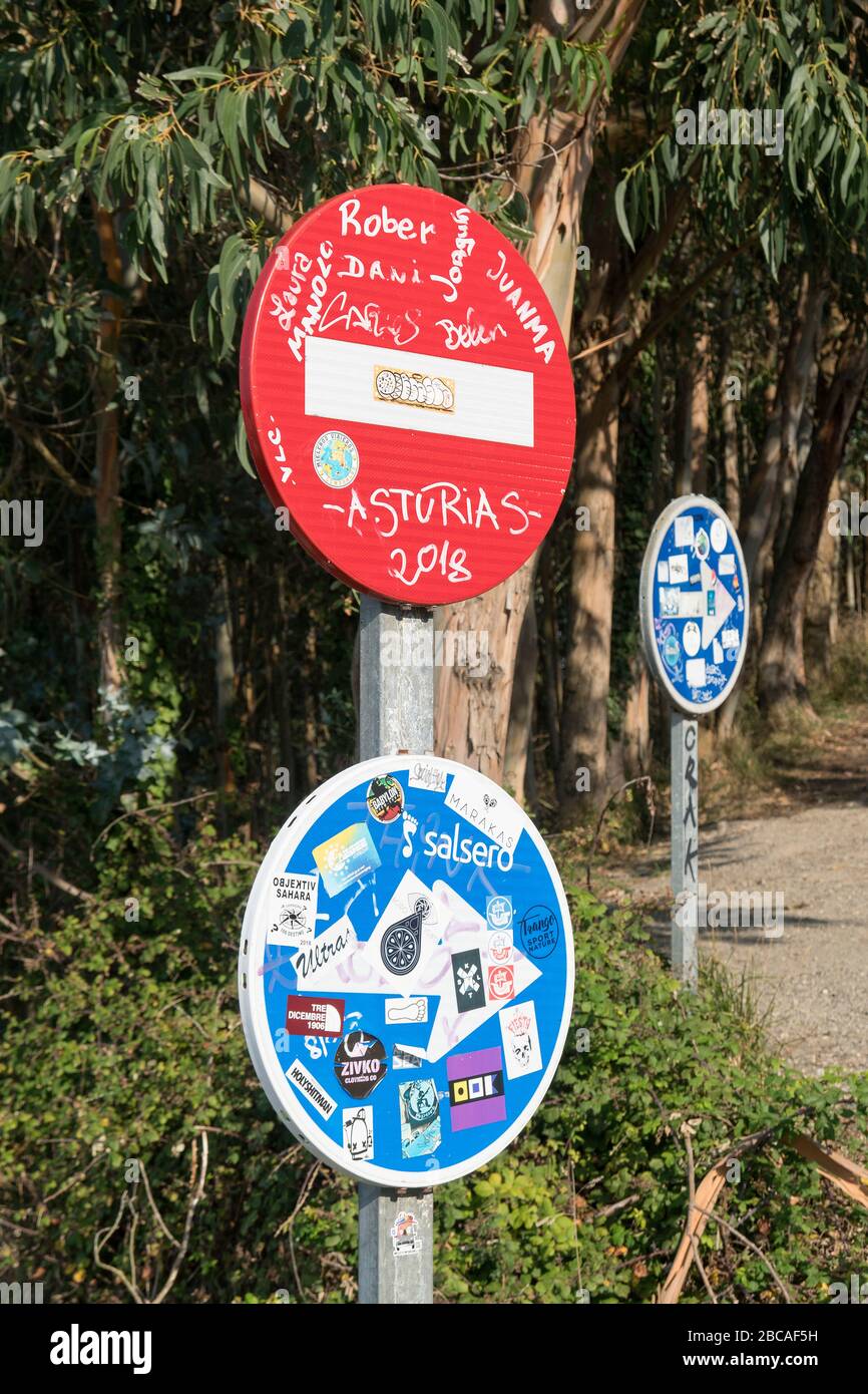 Espagne, côte nord, Asturies, côte, Playa del Silencio, panneaux de signalisation, peints et collés Banque D'Images