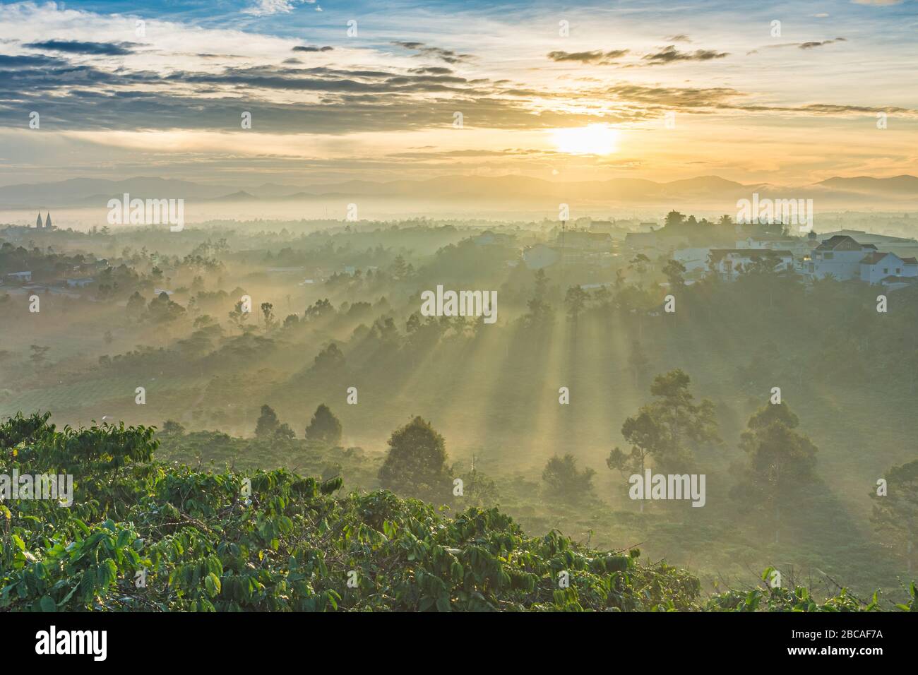 Incroyable lever de soleil matin dans la ville de Bao Loc, au Vietnam Banque D'Images