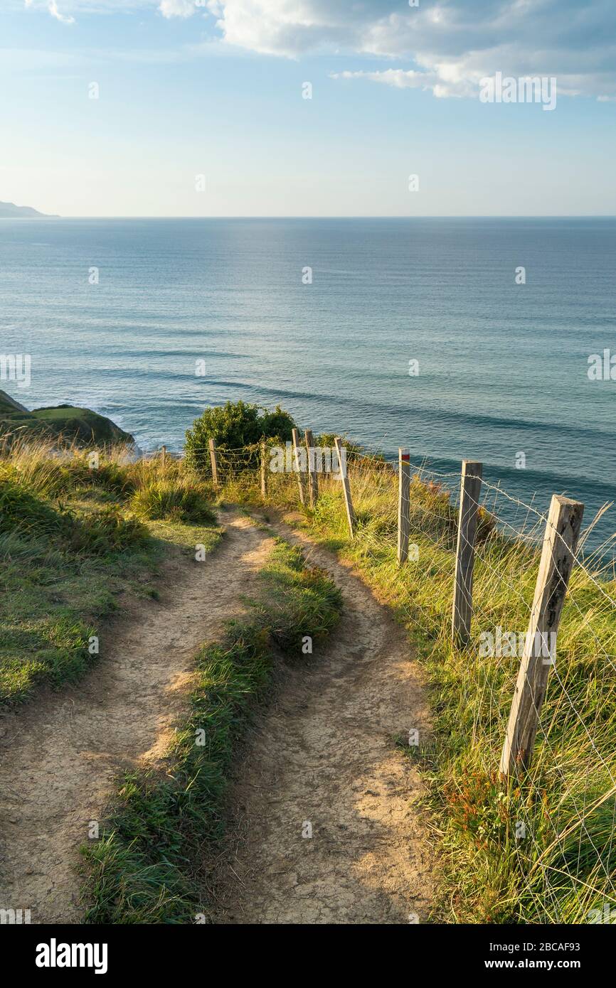 Espagne, côte nord, Pays basque, route de flysch, sentier de randonnée, clôture Banque D'Images