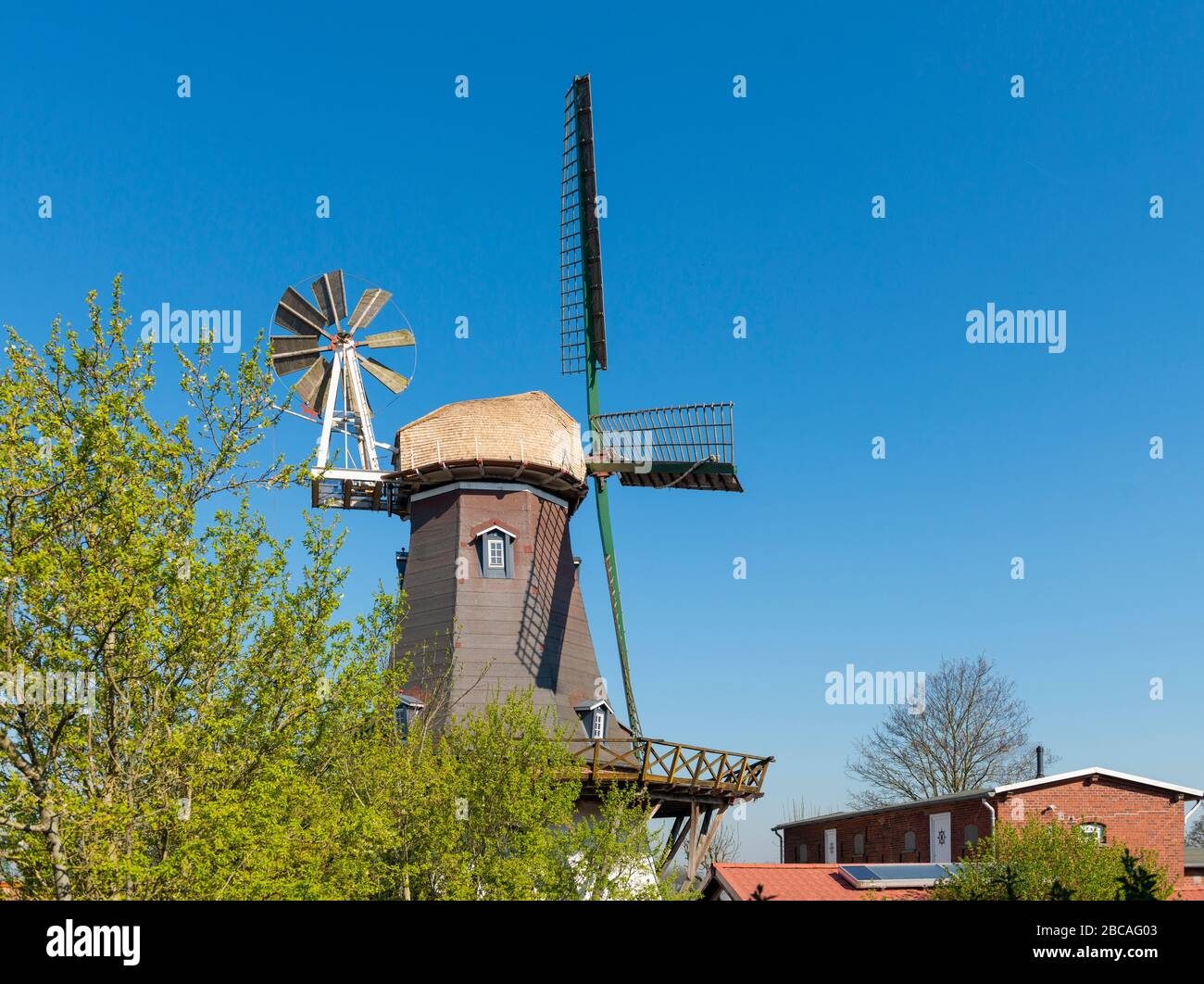 Allemagne, Basse-Saxe, Frise orientale, Emden, Larrelt, le Larrelter Mühle (gagnant de Kost) un moulin à vent néerlandais de deux étages. Banque D'Images