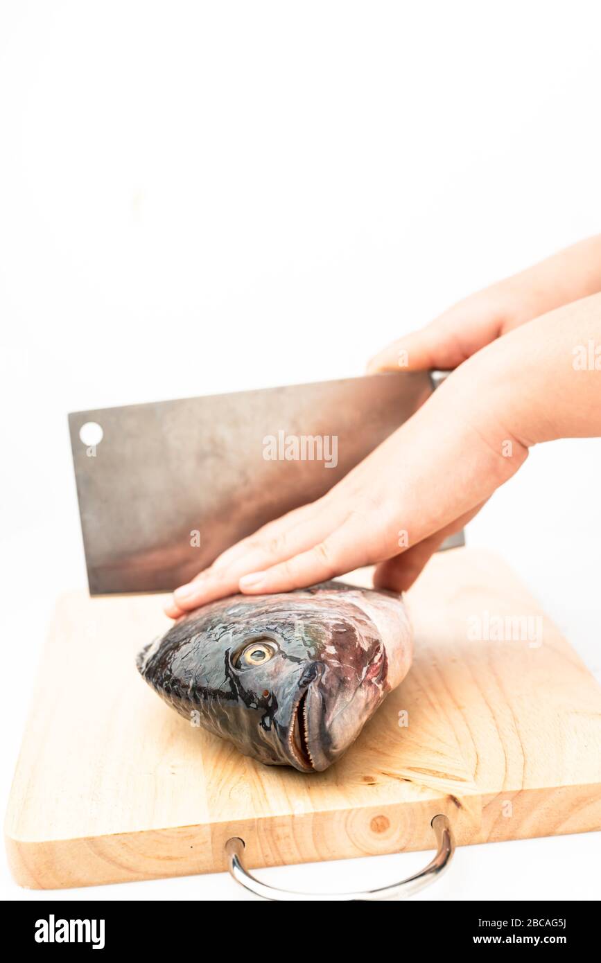 Tilapia est un poisson éviscéré avec un couteau. Banque D'Images