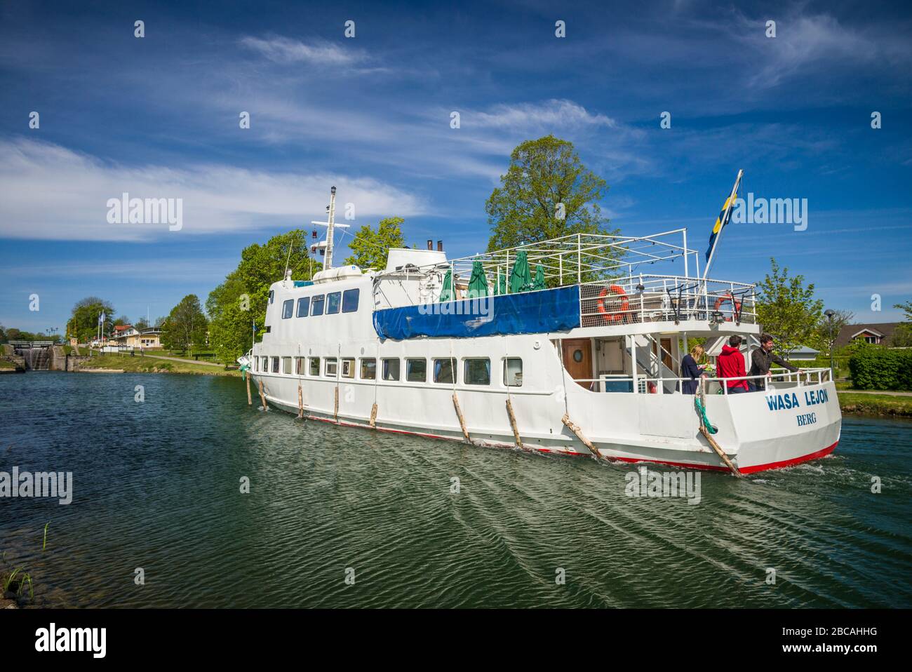 Suède, Sud-est de la Suède, Bergs Slussar, petit défroisseur A les écluses du canal de Gota avec passagers, Banque D'Images