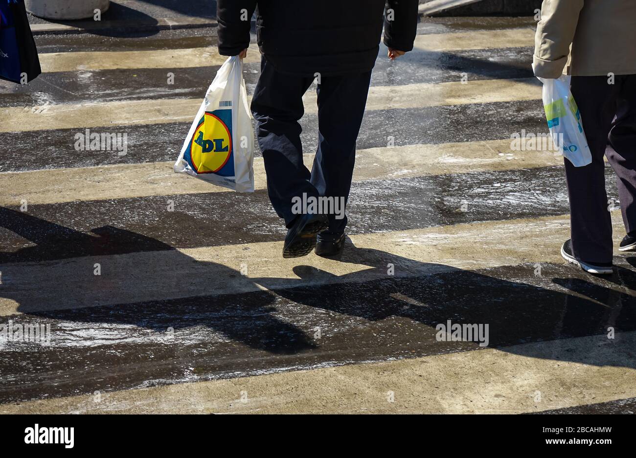 Bucarest, Roumanie - 03 mars 2020: Un sac de shopping Lidl est transporté par un passant dans le centre-ville de Bucarest. Banque D'Images